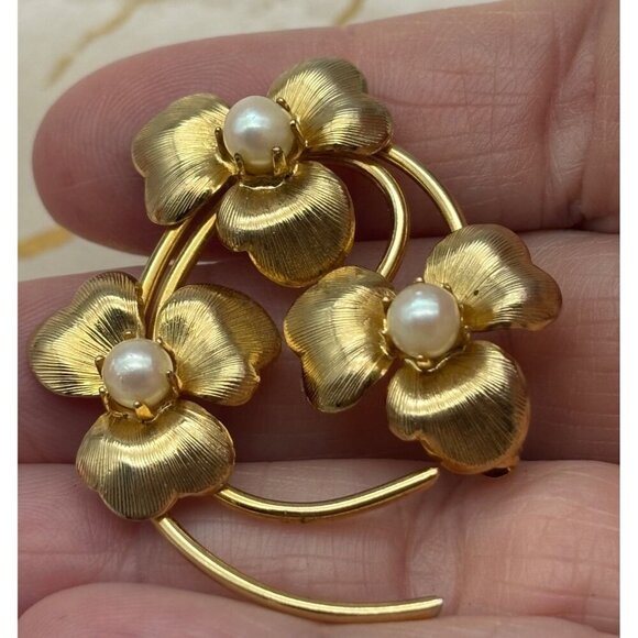 Adorable Brushed Gold Tone 3 Flower Brooch Pin Faux Pearl Centers Classic Look - Picture 3 of 5